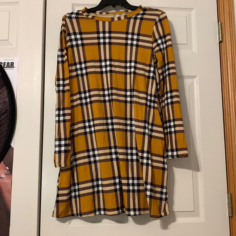 Very cute mustard yellow dress!